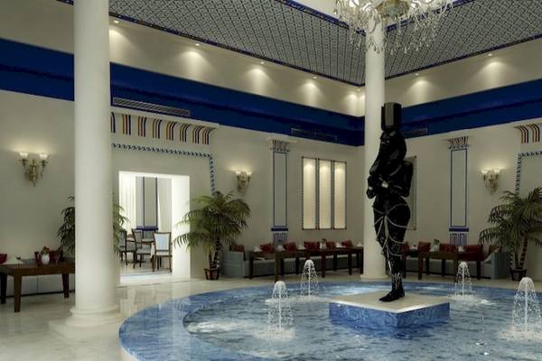 Lobby des Stella Gardens Resort & Spa Makadi Bay mit zentralem Brunnen und Statue.