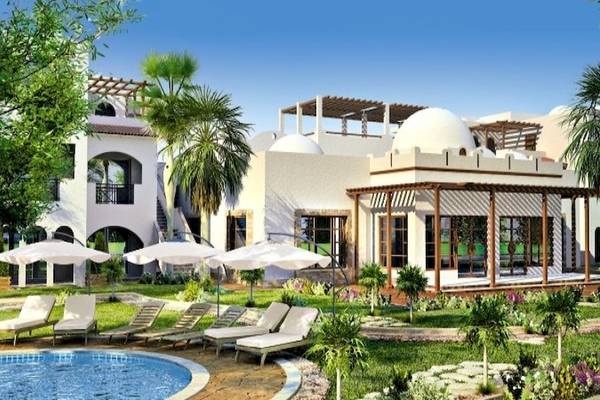 Stella Gardens Resort & Spa Makadi Bay mit Außenpool und Liegestühlen
