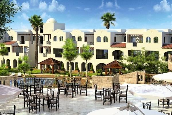 Außenbereich des Stella Gardens Resort & Spa Makadi Bay mit Pool und Restaurants
