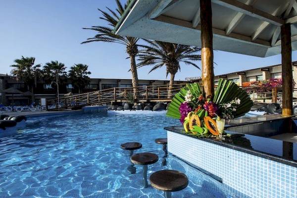 Poolbar des Oasis Belorizonte Hotels mit exotischen Früchten und Palmen im Hintergrund