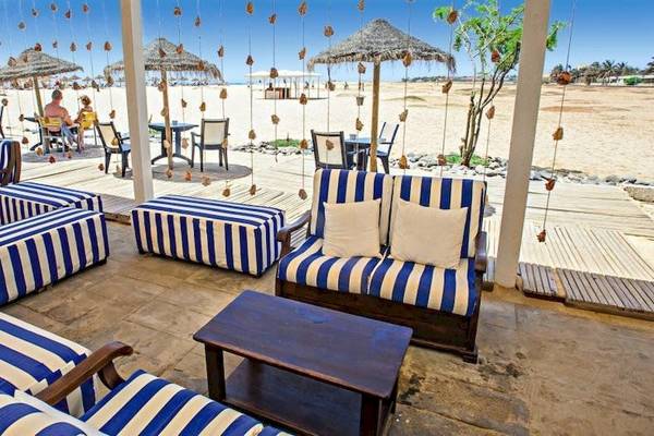Außenbereich des Oasis Belorizonte Hotels mit Blick auf den Strand und bestuhlten Terrassen.