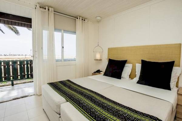 Doppelbettzimmer im Oasis Belorizonte Hotel mit Blick auf das Meer und Balkon.