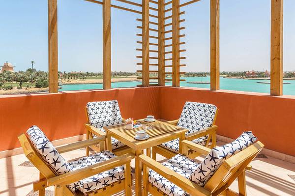 Terrasse mit Sitzen im Steigenberger Golf Resort El Gouna mit Blick auf den Golfplatz und das Meer