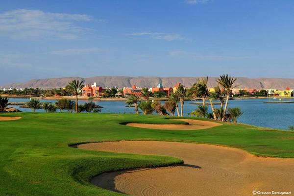 Golfplatz des Steigenberger Golf Resort El Gouna mit Blick auf Wasser und Berge