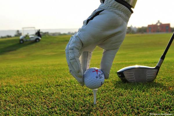 Golfspieler platziert Ball auf dem Golfplatz im Steigenberger Golf Resort El Gouna