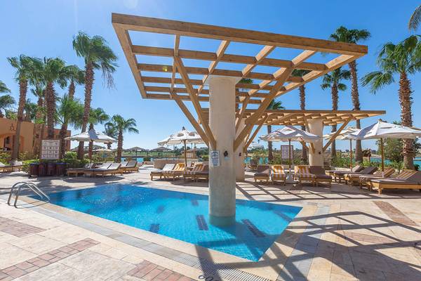 Poolbereich im Steigenberger Golf Resort El Gouna mit Sonnenliegen und Palmen