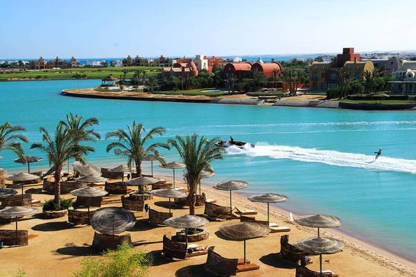 Strand des Steigenberger Golf Resorts El Gouna mit Wasserskifahrer im Hintergrund