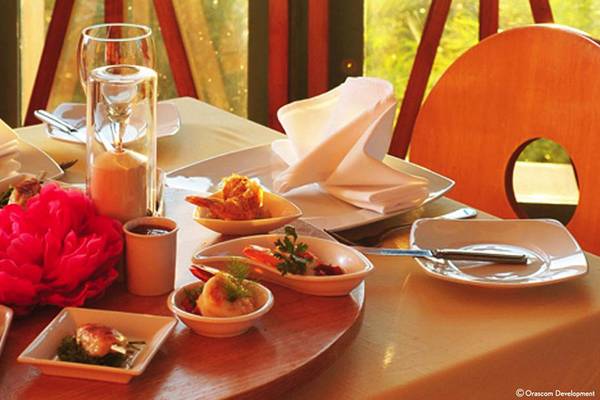 Tisch mit Speisen im Hotel Steigenberger Golf Resort El Gouna