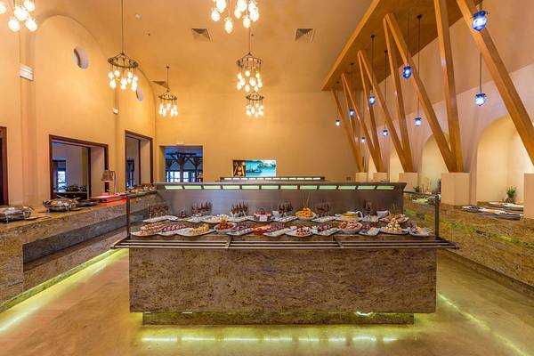 Speisesaal im Hotel Steigenberger Golf Resort El Gouna mit vielen Desserts und einer großen Auswahl an Gerichten.