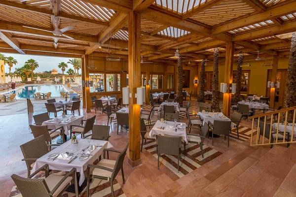Restaurant im Steigenberger Golf Resort El Gouna mit Blick auf den Pool