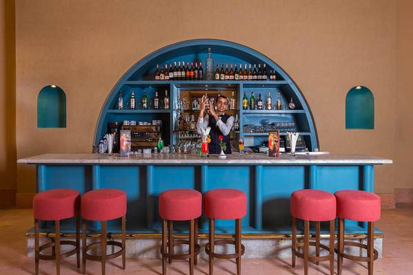 Ein Barkeeper hinter der Theke des Steigenberger Golf Resort El Gouna