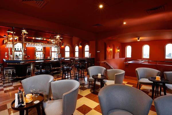Innenansicht der Bar im Steigenberger Golf Resort El Gouna mit Bartheke, Stühlen und Tischchen.