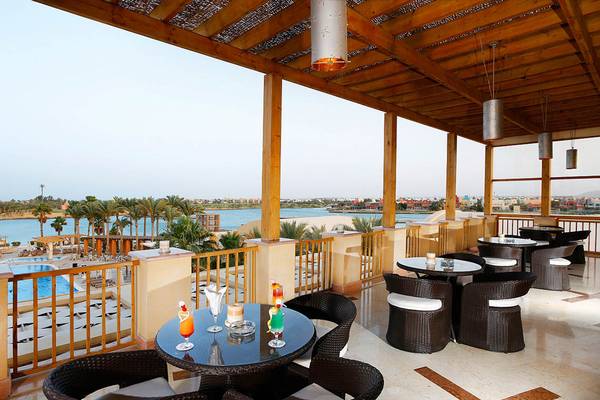 Terrasse im Steigenberger Golf Resort El Gouna mit Blick auf den See und die Stadt.