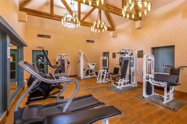 Fitness-Center-Innenbereich des Hotels mit verschiedenen Trainingsgeräten.