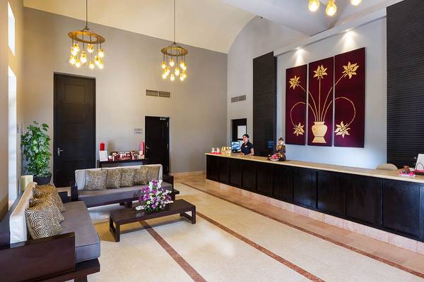Lobbybereich im Steigenberger Golf Resort El Gouna mit Rezeption, Sofas und Blumen.