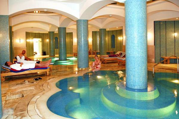 Spa-Bereich im Steigenberger Golf Resort El Gouna mit mehreren Schwimmbecken und Gästen.
