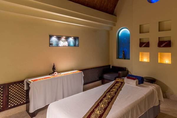 Spa-Behandlungsraum im Steigenberger Golf Resort El Gouna mit zwei Massageliegen und einem Tisch.