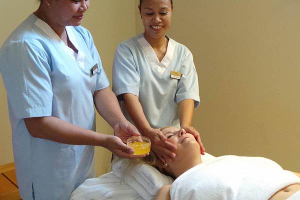 Zwei Frauen im Gesundheitszentrum im Steigenberger Golf Resort El Gouna, die eine Gesichtsbehandlung durchführen.