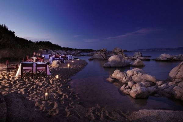 Abendessen am Strand im Resort Valle Dell'Erica Thalasso & Spa