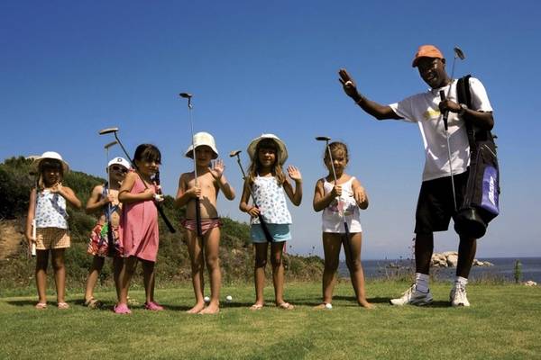 Golfkurs im Resort Valle Dell'Erica mit Kindern und einem Trainer am Strand