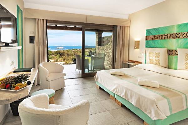 Hotelzimmer im Resort Valle Dell'Erica Thalasso & Spa mit Meerblick, modernen Möbeln und einem Balkon.