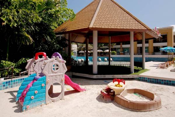 Spielplatz im Rawai Palm Beach Resort mit Pavillon und Sandkasten.