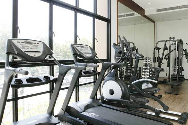 Fitnesscenter im Rawai Palm Beach Resort mit mehreren Tretmühlen und anderen Trainingsgeräten.