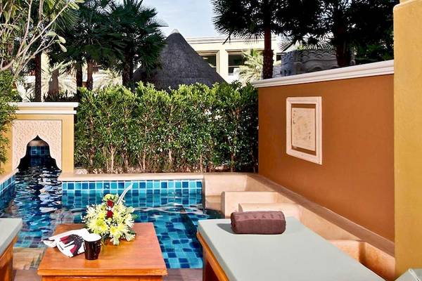 Private Pool Suite im Rawai Palm Beach Resort mit Außenpool und Loungebereich.