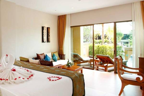 Hotelzimmer mit Bett und Schwan Dekoration im Rawai Palm Beach Resort.