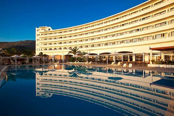 Außenbereich des Lindos Bay Hotels mit Swimmingpool und Sonnenliegen