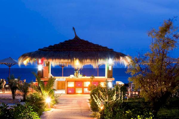 Bar des El Mouradi Djerba Menzel Hotels bei Nacht mit Blick auf das Meer.