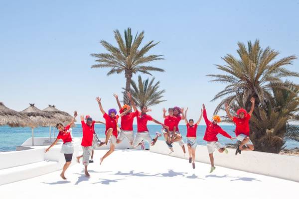 Team des El Mouradi Djerba Menzel Hotels springt jubelnd in die Luft