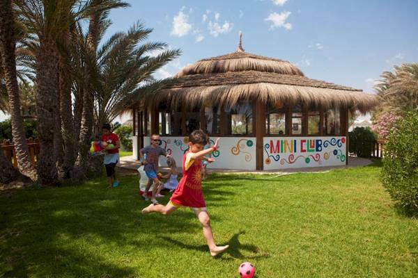 Kinder spielen Fussball vor dem Mini Club des El Mouradi Djerba Menzel Hotels.