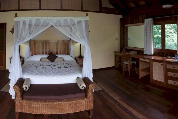 Schlafzimmer mit Baldachin-Bett im Cerf Island Resort