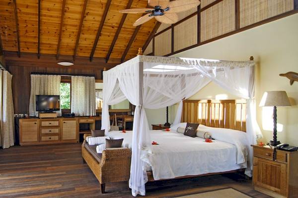 Schlafzimmer mit Baldachin-Bett im Cerf Island Resort.