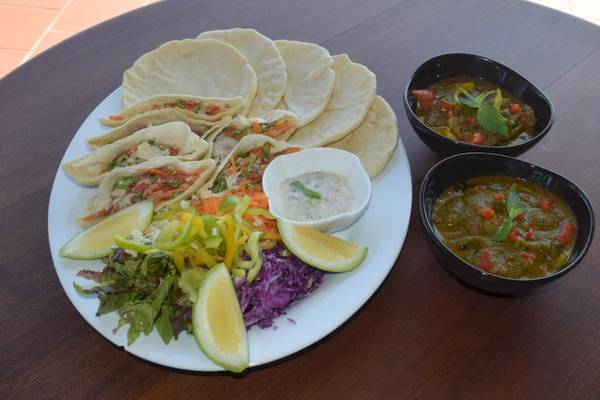 Buffet-Frühstück im Cerf Island Resort mit verschiedenen Gerichten auf einem Teller.
