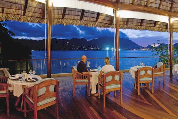 Abendessen auf der Terrasse des Cerf Island Resorts mit Blick auf das Meer.