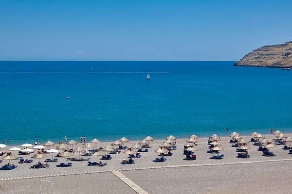 Strand des Lindos Bay Hotels mit vielen Sonnenschirmen und Liegen am Meer