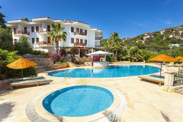 Außenpool des Cappari Hotels Aquarius mit weißen Gebäuden im Hintergrund.