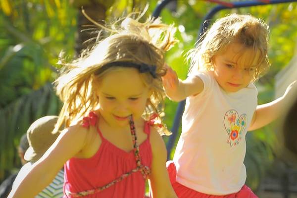 Kinder spielen und springen im Freien im Victoria Beachcomber Resort & Spa.