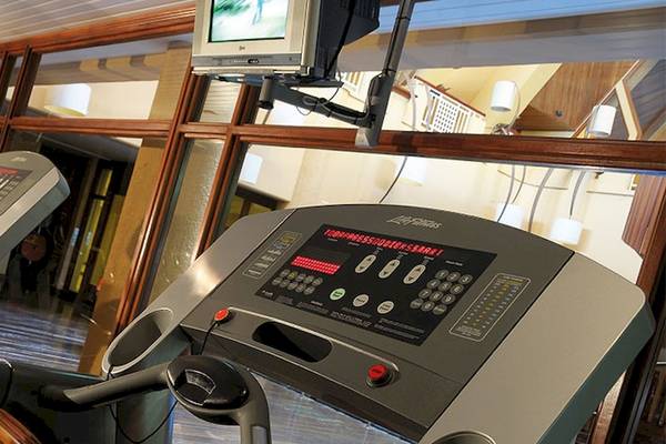Fitness-Center im Victoria Beachcomber Resort & Spa mit mehreren Laufbändern.