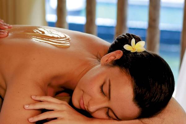 Eine Frau genießt eine Massage im Victoria Beachcomber Resort & Spa.