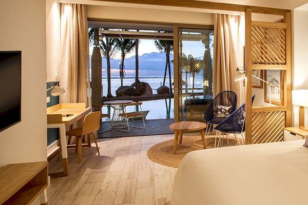 Victoria Beachcomber Resort Zimmer mit Blick auf das Meer, Fernseher, Schreibtisch und Stühle.