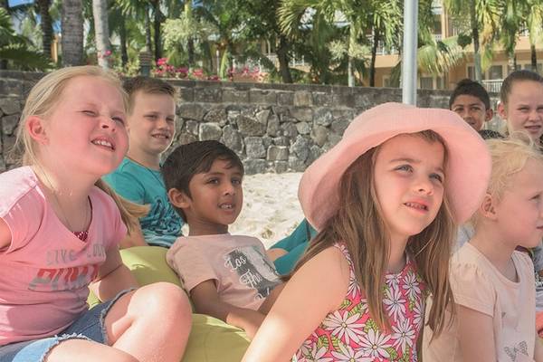 Kindern am Strand des Victoria Beachcomber Resort & Spa