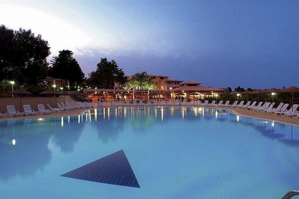 TH Le Castella - Baia degli Dei Village Pool bei Nacht