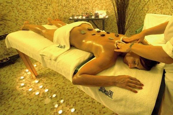 Massagebehandlung im Hotel Le Castella - Baia degli Dei Village