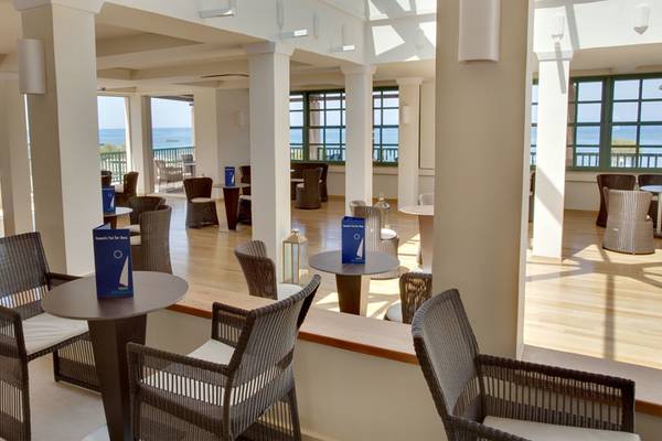 Lounge-Bereich des Silva Beach Hotels mit Blick auf das Meer und modernen Möbeln.