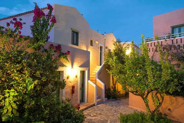 Eingang des Silva Beach Hotels bei Nacht, beleuchtet, mit Gehweg und Treppen.