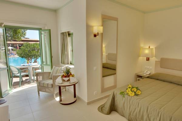 Hotelzimmer des Silva Beach mit Terrasse und Blick auf den Pool