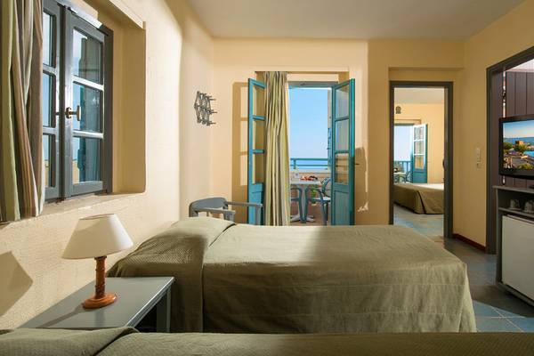 Doppelzimmer im Silva Beach Hotel mit Meerblick, zwei Betten, Fernseher, Balkon mit Blick aufs Meer.